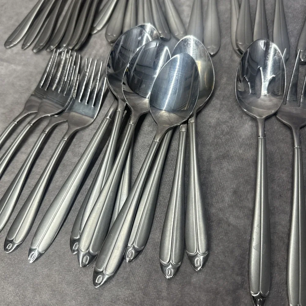 Oneida Pasadena Flatware 43 Piece Set Forks Spoons Serving Knife